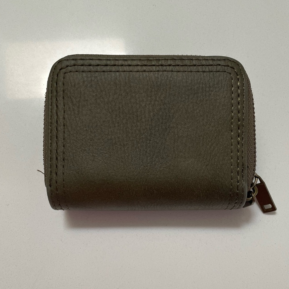 NWOT Universal Thread wallet. Army green / olive green wallet with zippers